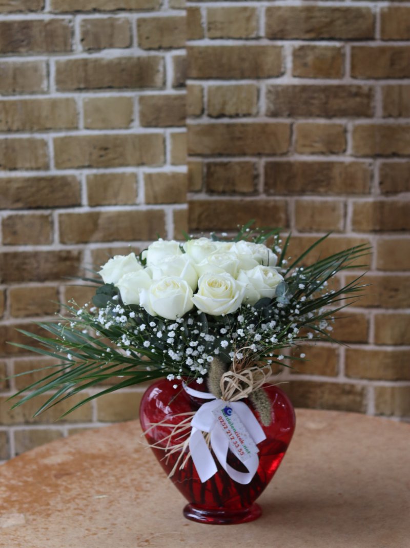 Kalp Vazo Lüx Beyaz Güller