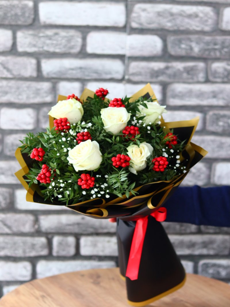 Lüx Kokina ve Beyaz Güller