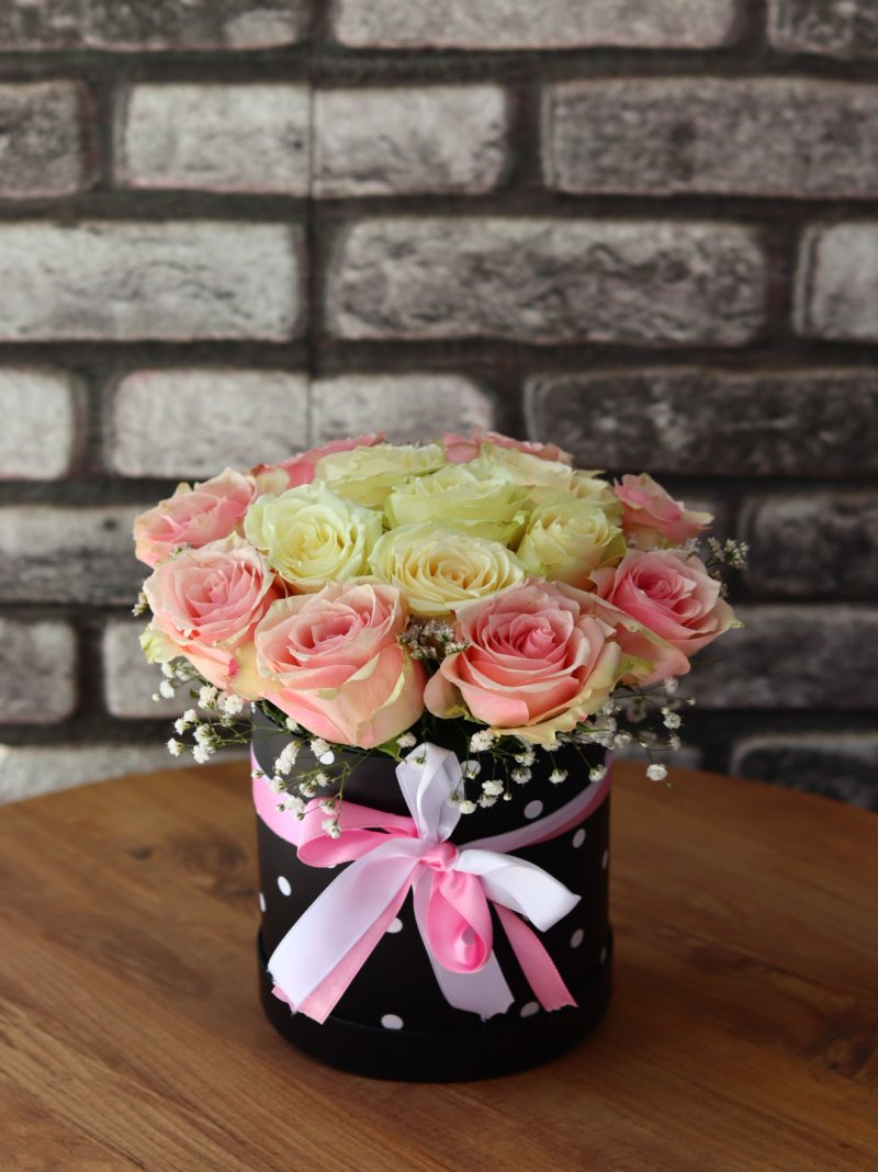 Kutuda Pembe Beyaz Güller